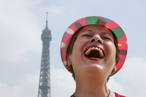 Una mujer se ríe a carcajadas en París. | Afp