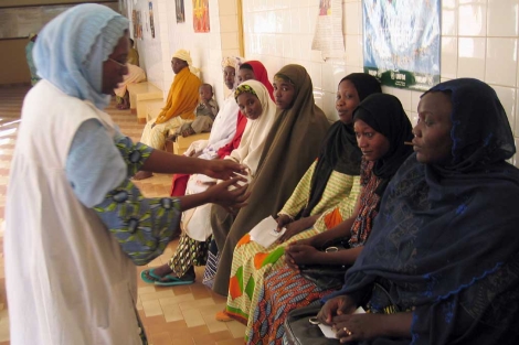 Mujeres africanas reciben información en un centro de planificación familiar.| Afp