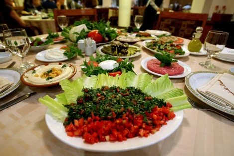 Distontos platos de comida árabe. | AFP