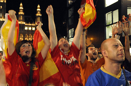 Los espa�oles celebran la victoria. (Foto: AFP)