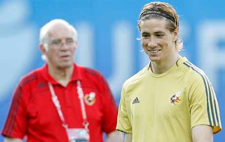 Luis observa a Torres. (EFE) Luis observa a Torres. (EFE)