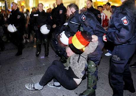 La polic�a detiene a un hincha alem�n durante las celebraciones (Foto: AFP)
