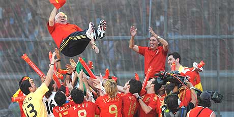 Luis Aragon&eacute;s, en volandas en Col&oacute;n. (Foto: AFP)
