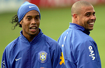 Ronaldoronaldinho on Ronaldinho Y Ronaldo Durante Un Entrenamiento Foto Ap