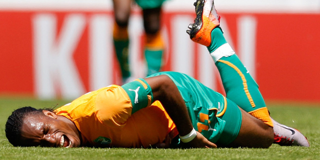 Drogba, justo en el momento de sufrir la lesión en el cúbito. 
Foto: AP