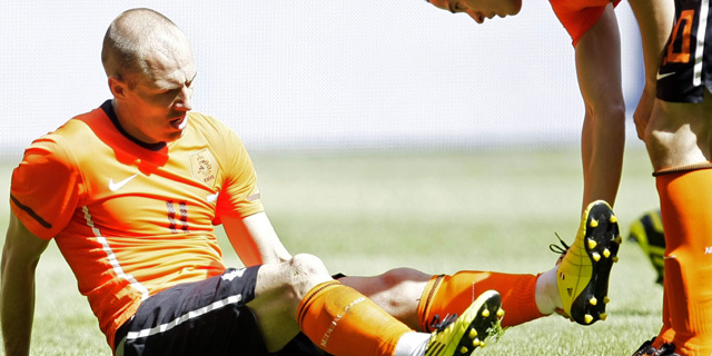 Robben, en el suelo tras sufrir la lesión en el muslo. Foto: AP