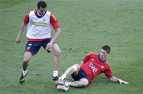 Arbeloa y Torres se disputan el balón. | Ap