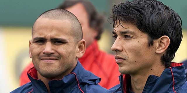 Suazo (izda.) con Matías Fernández. | Efe