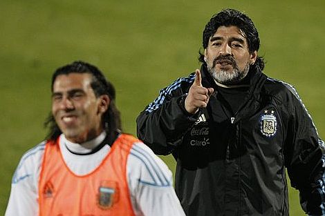 Maradona bromea con Tévez durante un entrenamiento. | Ap