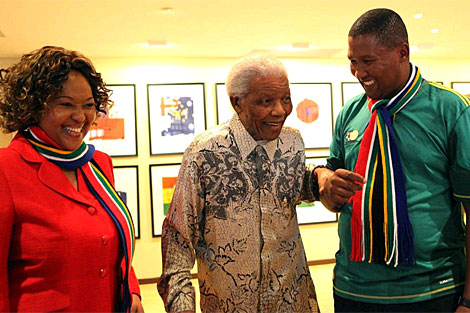 Nelson Mandela, con su nieto y la Primera Dama de Sudáfrica. | Afp