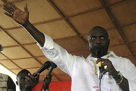 Weah, durante un mitin político. (Foto:Efe).