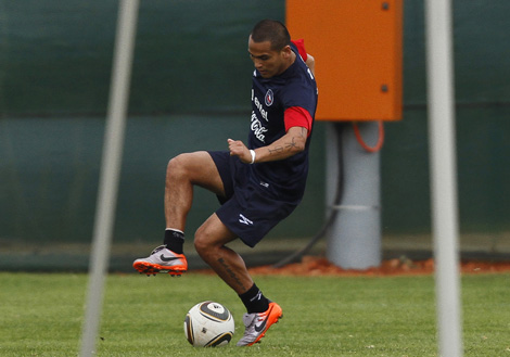 Suazo, durante el entrenamiento. Foto: EFE