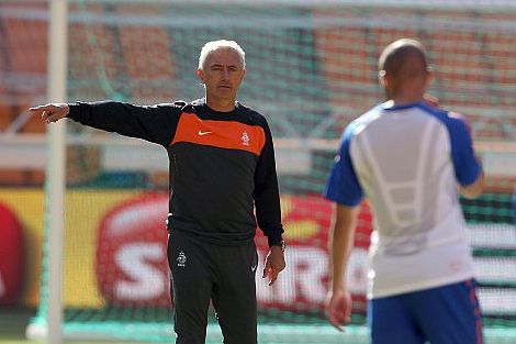 El seleccionador holandés, Bert van Marvijk, da isntrucciones 
durante el ensayo. | Efe
