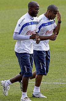 Suazo y Palacios durante un entreno. | Efe