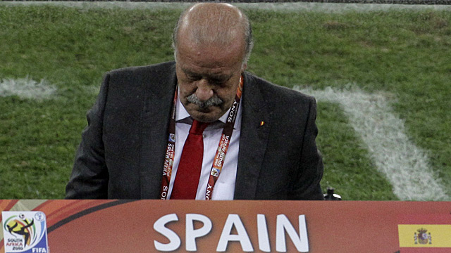 Del Bosque se retira cabizbajo tras la derrota. (AFP)