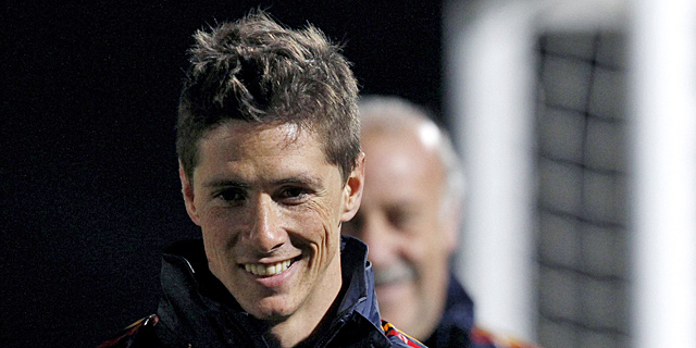 Fernando Torres, delante de Del Bosque al inicio de la sesión 
vespertina del viernes. (Reuters)