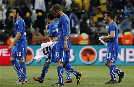 Los jugadores italianos abandonan el césped cabizbajos. | Ap