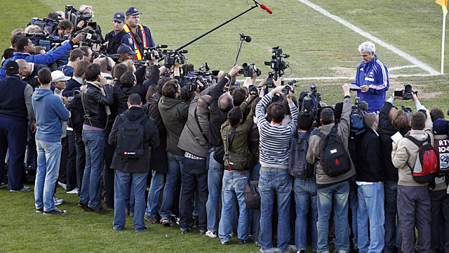Domenech lee ante los medios la carta de los jugadores franceses. 
(REUTERS)