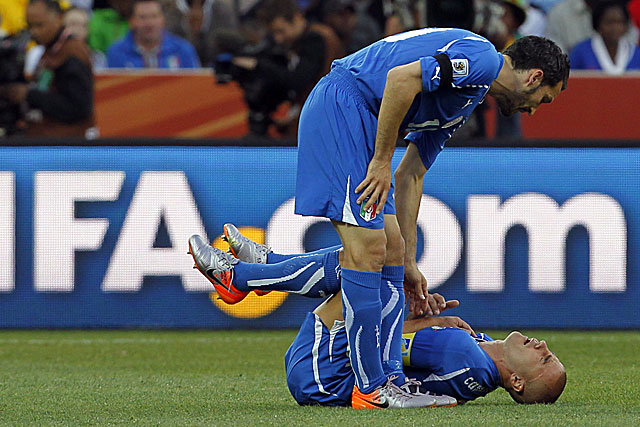 Zambrotta ayuda a Cannavaro después de que éste recibiese una 
entrada. (Foto: AP)