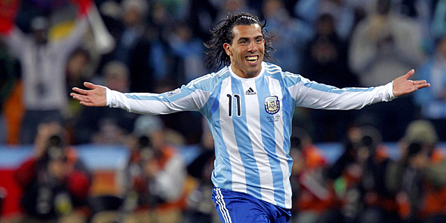 Tévez celebra el primero de sus dos tantos ante México. | Reuters