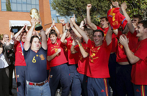 Álvaro del Bosque, el hijo del seleccionador, sujetando la Copa del Mundo en La Moncloa. | Efe