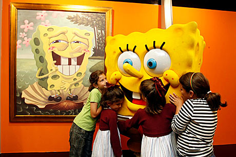 Niños abrazan a Bob Esponja en una exposición de arte en El Corte Inglés, celebrada en verano. | Diego Sinova