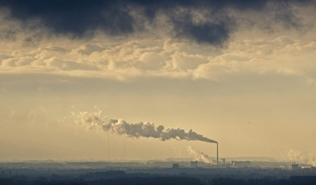 El humo de la chimenea de una fábrica cubre el cielo de Plattling, Alemania. | Efe