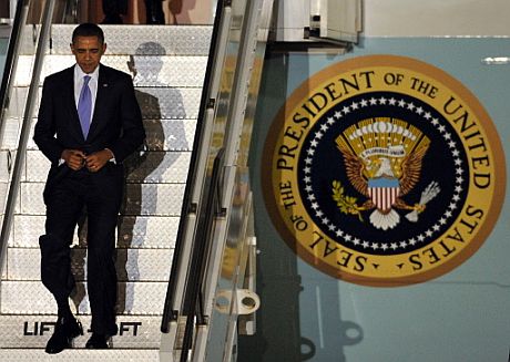 El presidente de EEUU, Barack Obama, baja del Air Force One en Seúl. | Afp
