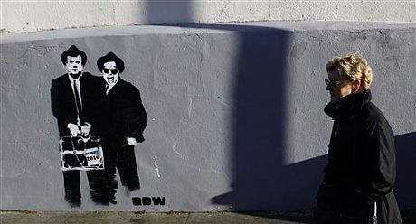 Una pintada en Dublín con la imagen del primer ministro irlandés y el ministro de Finanzas. | AP Una pintada en Dublín con la imagen del primer ministro irlandés y el ministro de Finanzas. | AP
