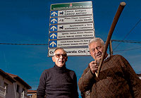 EL ORGULLO DE MODESTO... Frade (izda.) es su lengua. En San Mart&iacute;n, los indicadores son biling&uuml;es. A su lado, Juli&aacute;n, que casi no habla castellano. / BEGO&Ntilde;A RIVAS