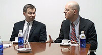 David Sinclair (a la izqda.) y Leonard Guarante, durante la entrevista que concedieron a SALUD. (Foto: Javier Beneytez).