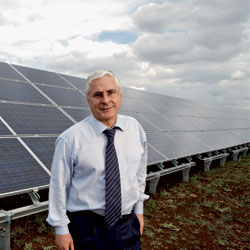 Sostenible. José María Barreda, presidente de Castilla-La Mancha, en el parque solar de Renovalia, en Puertollano.