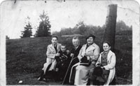 Días felices. Joseph bau (primero por la izqda.), junto a su familia en un parque de Cracovia en 1943.