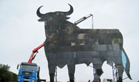 Refuerzo. El símbolo publicitario ha sido reforzado con 2.000 kilos de hierro.