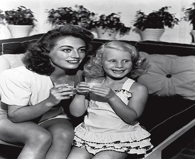 La hija. Joan y Christina Crawford a finales de los años 40. La actriz adoptó a su hija mayor en 1939.