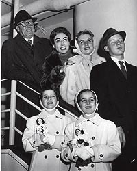 La familia. Alfred Steele, su cuarto marido, Crawford, Christina, Christopher y las gemelas Cindy y Cathy, en 1956.