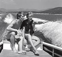 NAVEGANDO. El bailarín junto a su pareja Erik Bruhn en Grecia (1963).