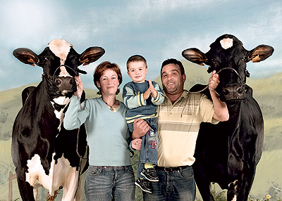 CAMPECHANOS. Pili y Suso, de la ganadería Peineiro (Riotorto, Lugo) y su hijo, entre las vacas Diana y Willie.