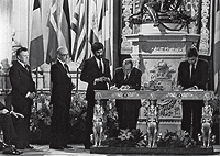 En Europa. Fernando Mor�n y Felipe Gonz�lez firman la adhesi�n a la CEE en junio de 1985.