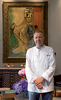 ARTISTAS. El cocinero madrileño, 57 años, en el restaurante Picasso y frente a uno de los óleos originales del pintor malagueño.
