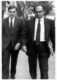 Ben�tez (dcha.) en 1992 con Juli�n Garc�a Valverde, ex ministro socialista encausado por las comisiones del AVE. (Foto: Carlos Miralles)