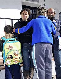 UNA PIÑA. María Salientes fue a recoger su sentencia con su marido, José, y sus dos hijos. / AURORA CAÑADA