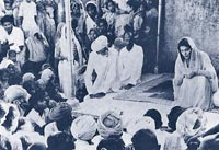 POLÍTICA. La reina de Jaipur consiguió ser parlamentaria en 1962. En la foto, dando un mitin.