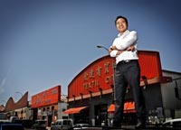 SU EMPORIO. El millonario, de 32 años, en el polígono Cobo Calleja, en Fuenlabrada (Madrid). Da trabajo a unas 400 personas, gran parte españoles. ¿Es el inmigrante chino más rico del país?