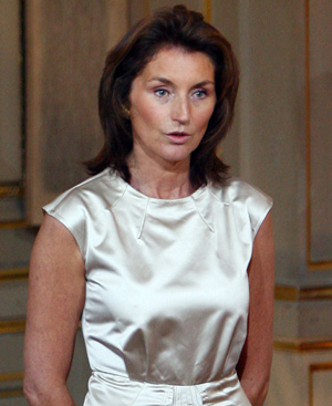 C&eacute;cilia, de blanco firmado por Prada, durante la toma de posesi&oacute;n de Nicolas Sarkozy como presidente de la Rep&uacute;blica. FOTO: AFP.