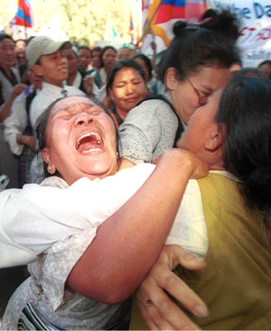 Refugiadas tibetanas llorando durante una marcha en el 40� aniversario del levantamiento del T�bet contra China en Nueva Delhi. FOTO: AP.