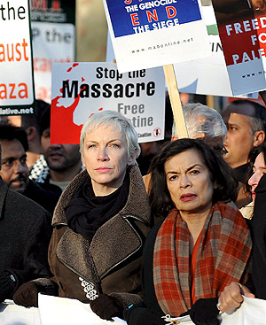 La cantante Annie Lennox y Bianca Jagger, en una manifestación propalestina celebrada en Londres. FOTO: EFE