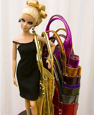 Barbie y accesorios, diseñados por Stephane Verdino. FOTO: REUTERS