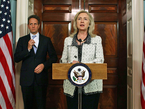 Timothy Geithner y Hillary Clinton, durante el anuncio de sanciones contra Irán. | AFP