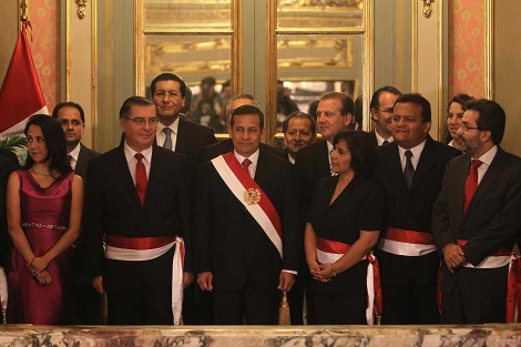 Ollanta Humala (c) posa con su nuevo gabinete de ministros. | Efe